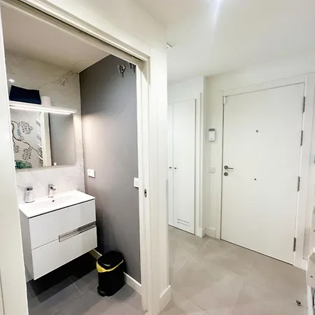 A505 Modern With Private Terraces 아파트
