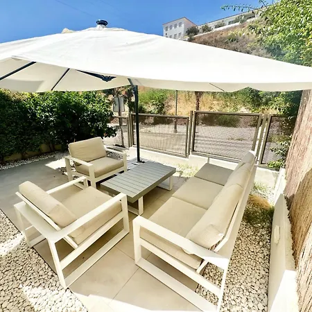 A505 Modern With Private Terraces 아파트 네르하